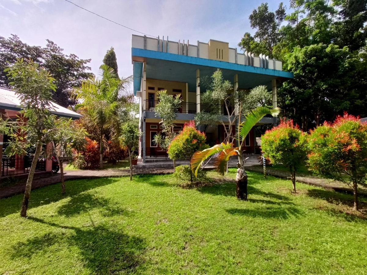 Tangkoko Lodge Bitung Exterior photo